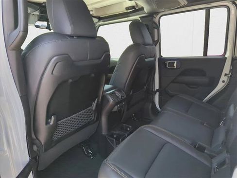 New 2025 Jeep Gladiator High Tide image 18