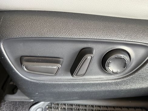 Used 2023 Toyota Sienna XLE FWD image 13
