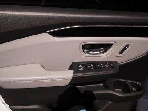 Used 2025 Honda Pilot Touring image 11