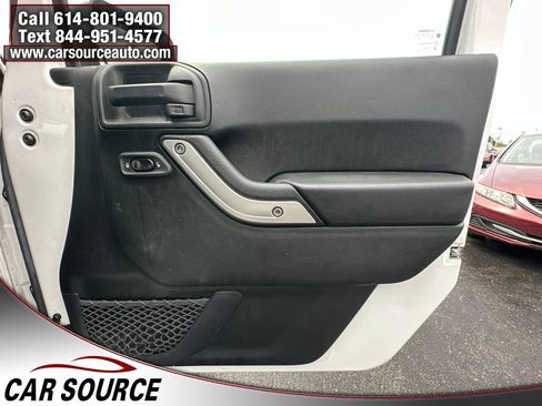 Used 2017 Jeep Wrangler Unlimited Sahara w/ Connectivity Group AWD/4WD image 28