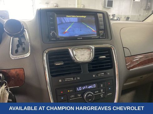 Used 2013 Chrysler Town & Country Touring FWD image 19