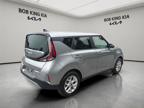Used 2025 Kia Soul LX w/ LX Technology Package FWD image 5