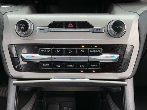 Used 2022 Ford Explorer XLT w/ Equipment Group 202A AWD/4WD image 23