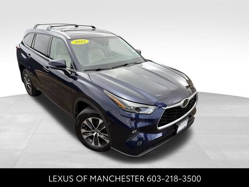 Used 2022 Toyota Highlander XLE AWD/4WD image 3