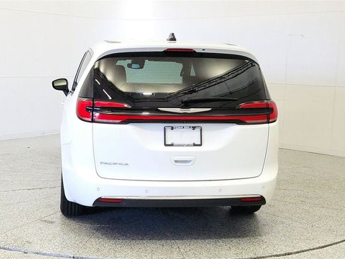 Used 2023 Chrysler Pacifica Touring-L FWD image 6