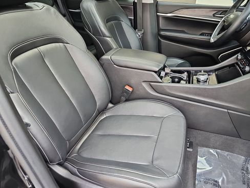 Used 2022 Jeep Grand Cherokee Limited AWD/4WD image 18