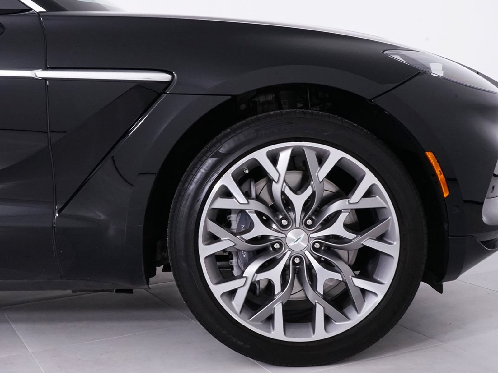Used 2023 Aston Martin DBX AWD/4WD image 16