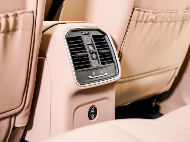 Certified 2026 Porsche Macan AWD/4WD image 24