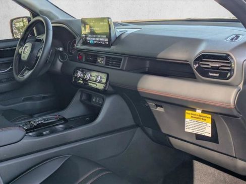 Certified 2025 Honda Pilot TrailSport image 17