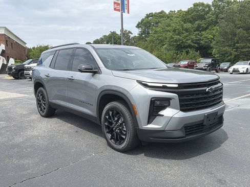 New 2026 Chevrolet Traverse LT w/ Midnight/Sport Edition FWD image 3