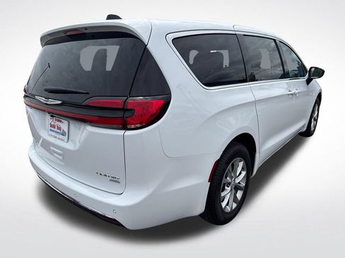 Used 2026 Chrysler Pacifica Limited AWD/4WD image 6