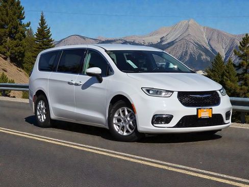 Used 2023 Chrysler Pacifica Touring-L image 2