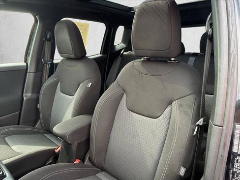Used 2021 Jeep Renegade Latitude w/ Sun & Sound Group FWD image 13