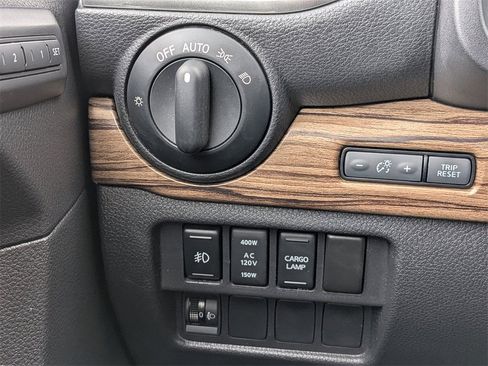 Used 2018 Nissan Titan SL w/ Chrome Package image 24