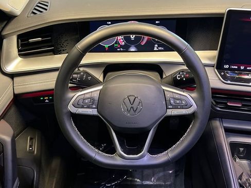 Used 2025 Volkswagen Tiguan SE FWD image 20