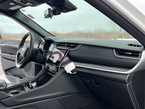 Used 2024 Jeep Grand Cherokee Limited w/ Luxury Tech Group II image 31