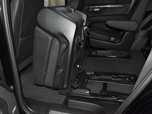 Used 2025 Chevrolet Tahoe High Country AWD/4WD image 32