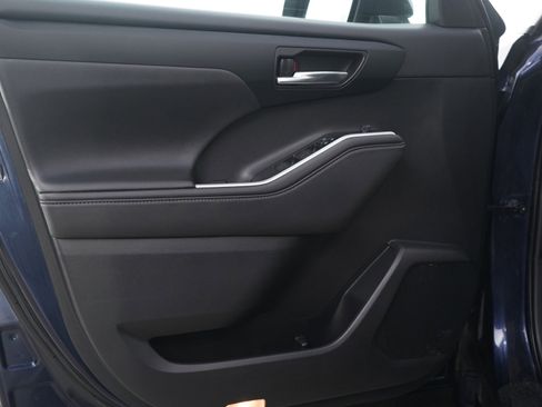 Used 2020 Toyota Highlander XLE image 21