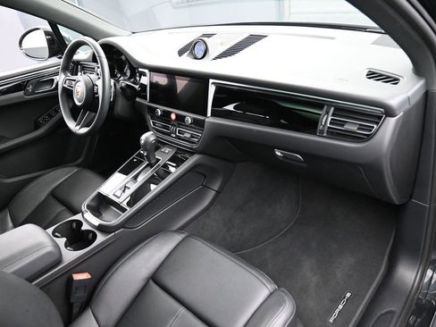Certified 2025 Porsche Macan image 31
