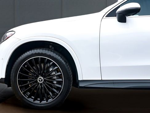 Used 2024 Mercedes-Benz GLC 300 4MATIC w/ AMG Line image 16