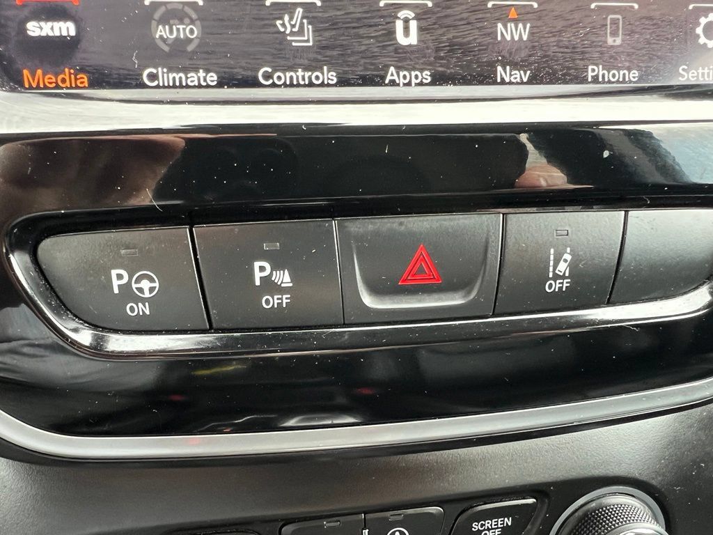 Used 2020 Jeep Cherokee Limited w/ Technology Group AWD/4WD image 38