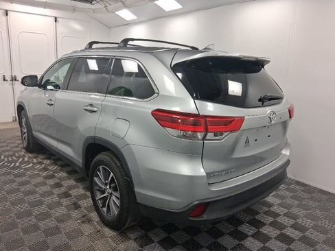 Used 2019 Toyota Highlander XLE w/ Carpet Mat Package (TMS) AWD/4WD image 4
