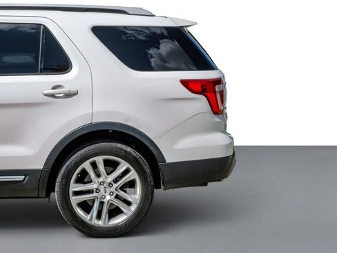 Used 2017 Ford Explorer XLT w/ Equipment Group 202A FWD image 11