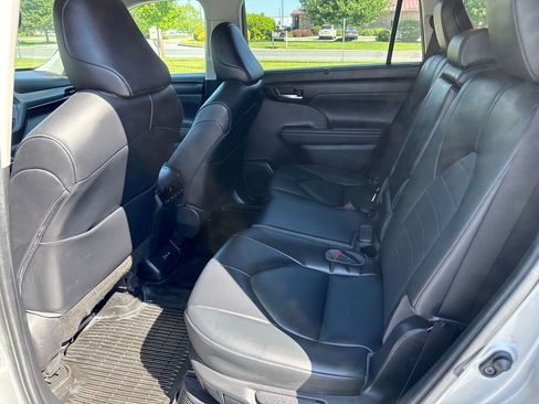 Used 2022 Toyota Highlander XLE AWD/4WD image 11