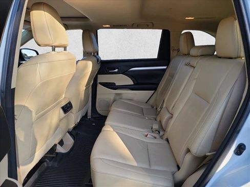 Used 2017 Toyota Highlander XLE FWD image 11