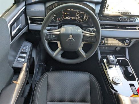 New 2025 Mitsubishi Outlander ES image 18