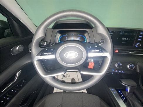 Used 2025 Hyundai Elantra SE image 14