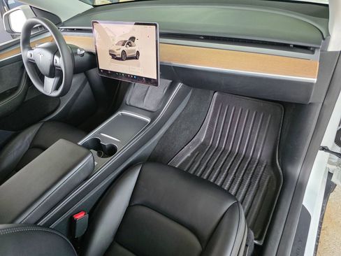 Used 2023 Tesla Model Y Long Range image 29