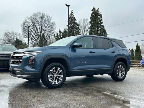 Used 2025 Chevrolet Equinox LT image 2