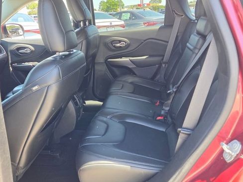 Used 2019 Jeep Cherokee Latitude Plus w/ Comfort/Convenience Group FWD image 6
