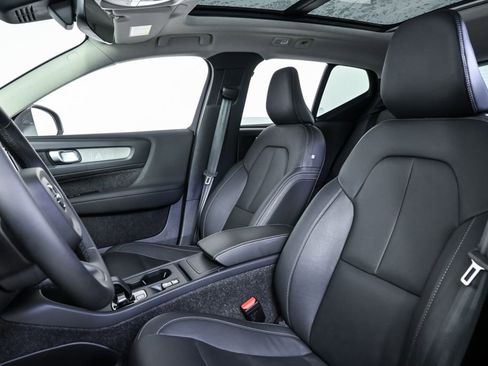 Certified 2025 Volvo XC40 B5 Core image 7