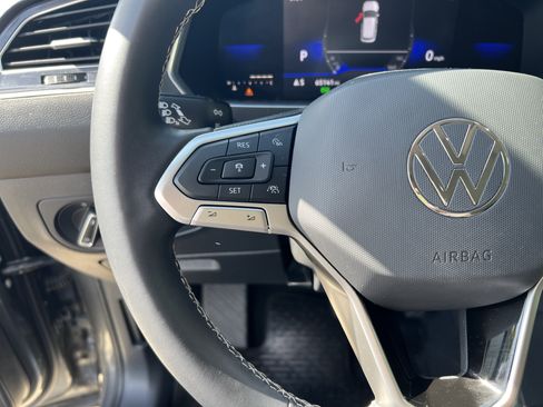 Certified 2022 Volkswagen Tiguan SE FWD image 17