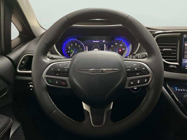 Used 2025 Chrysler Pacifica Select FWD image 11