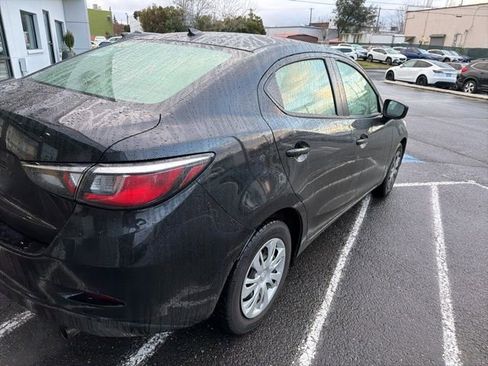 Used 2019 Toyota Yaris L image 10