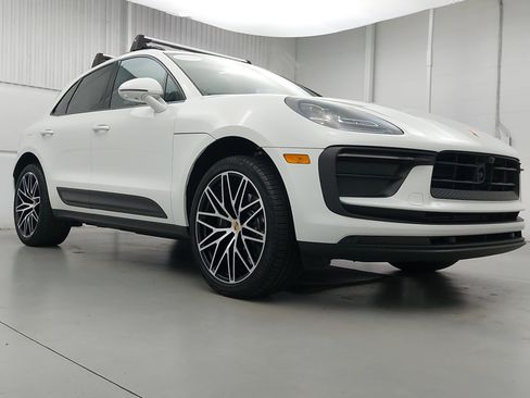 Certified 2025 Porsche Macan AWD/4WD image 9