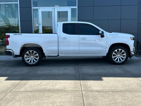 Used 2020 Chevrolet Silverado 1500 LT AWD/4WD image 2