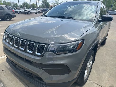 Used 2023 Jeep Compass Sport image 4