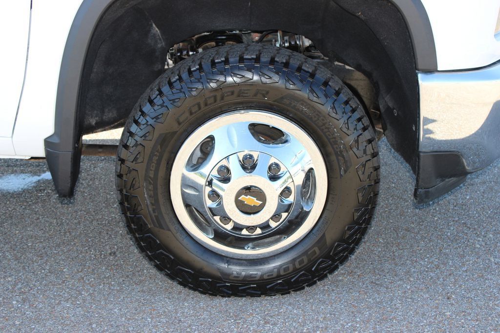 Used 2022 Chevrolet Silverado 3500 LT w/ Convenience Package AWD/4WD image 5