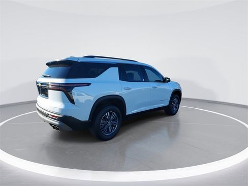 Used 2025 Chevrolet Traverse LT image 8