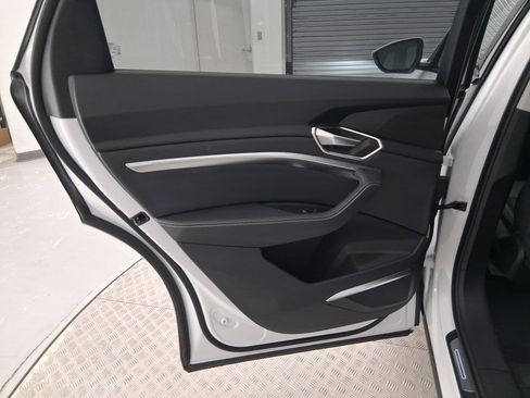 Used 2024 Audi Q8 e-tron Premium Plus w/ Premium Plus Package image 29