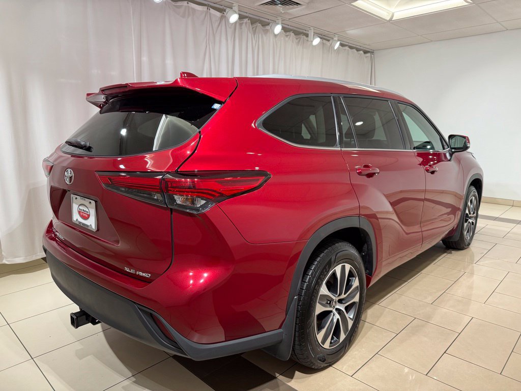 Used 2022 Toyota Highlander XLE AWD/4WD image 5