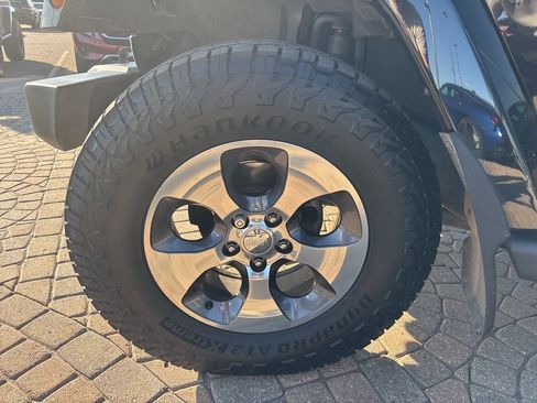 Used 2017 Jeep Wrangler Unlimited Sahara w/ Connectivity Group AWD/4WD image 9