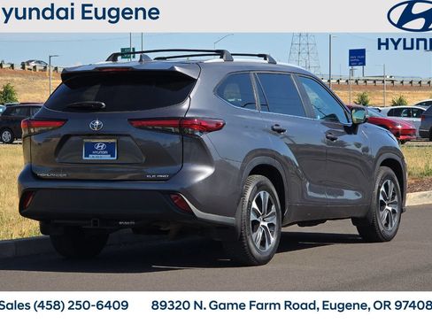 Used 2023 Toyota Highlander XLE AWD/4WD image 3