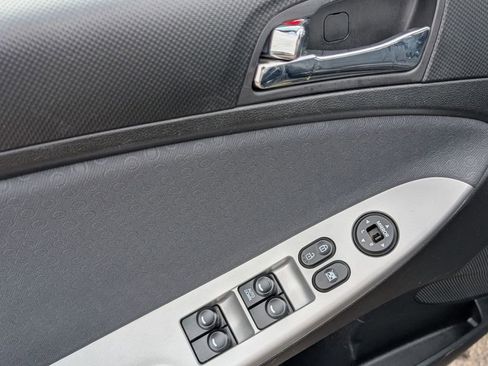 Used 2013 Hyundai Accent SE image 22