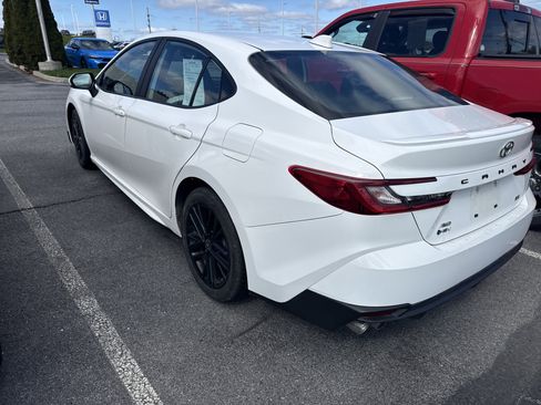 Used 2025 Toyota Camry SE w/ Convenience Package image 3