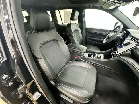 Used 2025 Jeep Grand Cherokee Altitude AWD/4WD image 26